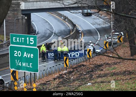 Queens, New York, USA. 1 gennaio 2024. Quattro persone sono state uccise e una persona è in condizioni stabili in un incidente sulla Cross Island Parkway nel Queens, New York. 1° gennaio 2024, Queens, New York, USA: Capodanno, alle 5:50 circa in una sezione della strada panoramica chiamata ''curva dell'uomo morto'', due auto si scontrarono sulla curva dalla Cross Island Parkway in direzione nord alla Whitestone Expressway in direzione sud. Quattro persone sono state dichiarate morte sulla scena del crimine. La quinta persona ferita è in condizioni stabili. La causa dell'incidente e' sotto indagine. Crediti: ZUMA Press, Inc./Alamy Live News Foto Stock