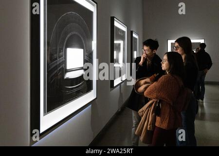 I visitatori che guardano le opere dei "Theaters" alla mostra Hiroshi Sugimoto Time Machine 2023 alla Hayward Gallery, Londra, Inghilterra Foto Stock