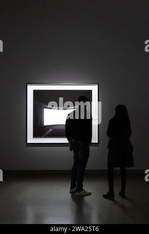 I visitatori che guardano le opere dei "Theaters" alla mostra Hiroshi Sugimoto Time Machine 2023 alla Hayward Gallery, Londra, Inghilterra Foto Stock