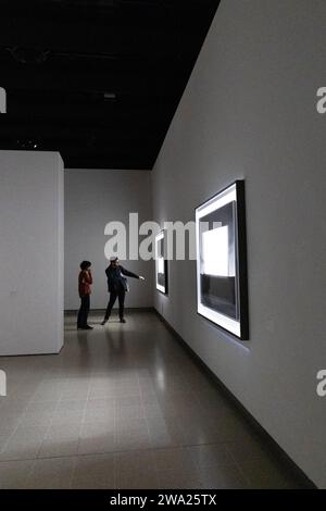 I visitatori che guardano le opere dei "Theaters" alla mostra Hiroshi Sugimoto Time Machine 2023 alla Hayward Gallery, Londra, Inghilterra Foto Stock