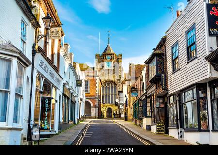 Lion Street e Chiesa di Santa Maria a Rye, Sussex orientale, Regno Unito Foto Stock