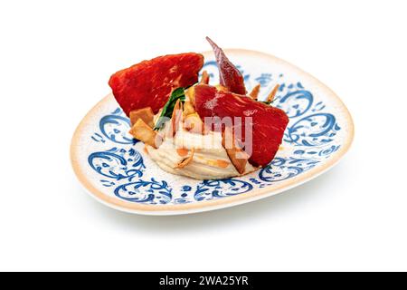 Hummus e bresaola tradizionali turchi su sfondo bianco Foto Stock