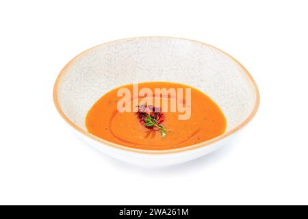 Zuppa di pomodoro, zuppa tradizionale turca, su sfondo bianco Foto Stock