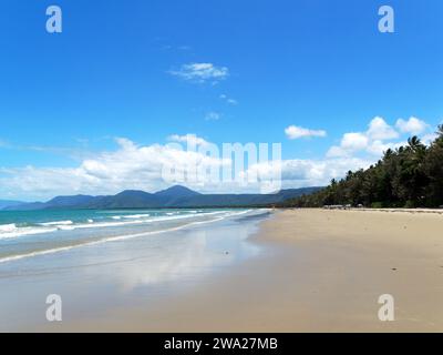 Ammira le splendide sabbie dorate di Four Mile Beach a Port Douglas, Queensland, Australia, in un luminoso giorno primaverile di novembre Foto Stock