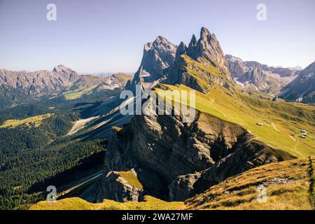 Vista sulle montagne, Seceda, le Dolomiti, Italia in una giornata di sole Foto Stock