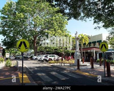 Vista dei negozi, dei bar e dei ristoranti di Macrossan Street, la principale strada dello shopping a Port Douglas, Queensland, Australia Foto Stock