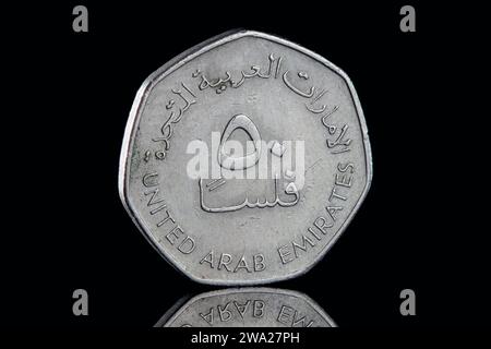 United Arab Emirates 50 Fils moneta con 3 Derricks petroliferi Foto Stock