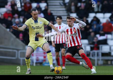 Sunderland lunedì 1 gennaio 2024. Will Keane di Preston North End sfida Dan Neil di Sunderland durante il match per il campionato Sky Bet tra Sunderland e Preston North End allo Stadium of Light, Sunderland lunedì 1 gennaio 2024. (Foto: Michael driver | mi News) crediti: MI News & Sport /Alamy Live News Foto Stock