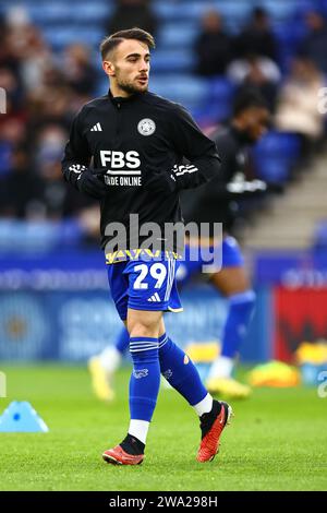 Leicester, Regno Unito. 1 gennaio 2024. Yunus Akgun di Leicester City si riscalda prima del calcio d'inizio durante la partita di campionato Leicester City FC contro Huddersfield Town FC Sky bet EFL Championship al King Power Stadium, Leicester, Inghilterra, Regno Unito il 1° gennaio 2024 Credit: Every Second Media/Alamy Live News Foto Stock