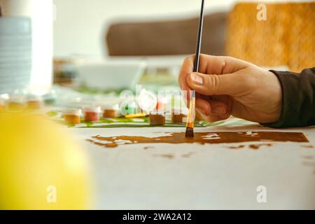 La mano di una donna dipinge per numeri a casa. Spazio di copia vuoto per il testo dell'editor. Foto Stock