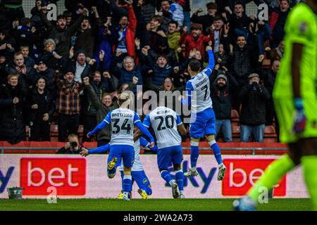 Wrexham lunedì 1 gennaio 2024. Barrow AFC plduring the Sky Bet League 2 match tra Wrexham e Barrow al GlyndÅµr University Racecourse Stadium, Wrexham lunedì 1 gennaio 202ayers festeggiano il loro primo gol 4. (Foto: Ian Charles | mi News) crediti: MI News & Sport /Alamy Live News Foto Stock