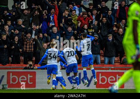 Wrexham lunedì 1 gennaio 2024. Barrow AFC plduring the Sky Bet League 2 match tra Wrexham e Barrow al GlyndÅµr University Racecourse Stadium, Wrexham lunedì 1 gennaio 202ayers festeggiano il loro primo gol 4. (Foto: Ian Charles | mi News) crediti: MI News & Sport /Alamy Live News Foto Stock