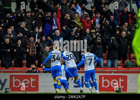 Wrexham lunedì 1 gennaio 2024. Barrow AFC plduring the Sky Bet League 2 match tra Wrexham e Barrow al GlyndÅµr University Racecourse Stadium, Wrexham lunedì 1 gennaio 202ayers festeggiano il loro primo gol 4. (Foto: Ian Charles | mi News) crediti: MI News & Sport /Alamy Live News Foto Stock