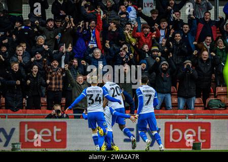 Wrexham lunedì 1 gennaio 2024. Barrow AFC plduring the Sky Bet League 2 match tra Wrexham e Barrow al GlyndÅµr University Racecourse Stadium, Wrexham lunedì 1 gennaio 202ayers festeggiano il loro primo gol 4. (Foto: Ian Charles | mi News) crediti: MI News & Sport /Alamy Live News Foto Stock