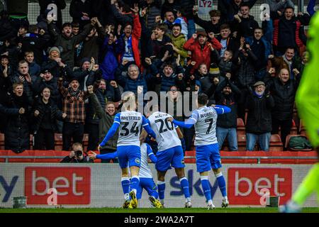 Wrexham lunedì 1 gennaio 2024. Barrow AFC plduring the Sky Bet League 2 match tra Wrexham e Barrow al GlyndÅµr University Racecourse Stadium, Wrexham lunedì 1 gennaio 202ayers festeggiano il loro primo gol 4. (Foto: Ian Charles | mi News) crediti: MI News & Sport /Alamy Live News Foto Stock