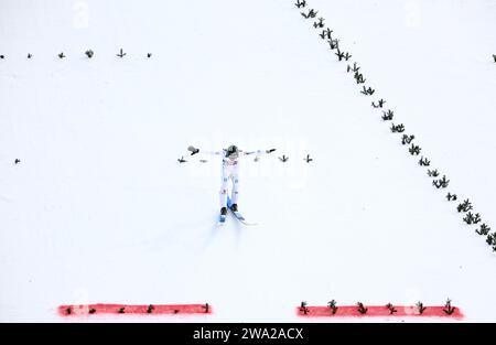 Garmisch Partenkirchen, Germania. 1 gennaio 2024. Sci nordico, salto con gli sci, Coppa del mondo, torneo Four Hills, grande collina, uomini: Philipp Raimund (Germania) sbarco. Credito: Daniel Karmann/dpa/Alamy Live News Foto Stock