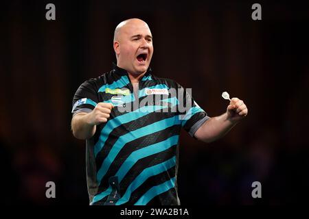 Rob Cross reagisce dopo aver battuto Chris Dobey (non nella foto) nel giorno quattordici del Paddy Power World Darts Championship ad Alexandra Palace, Londra. Data immagine: Lunedì 1 gennaio 2024. Foto Stock