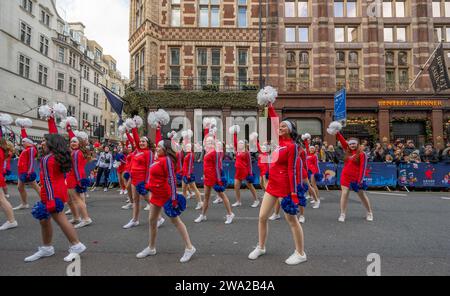 Londra, Regno Unito. 1 gennaio 2024. Il coloratissimo LNYDP2024 si svolge nel centro di Londra da Piccadilly (fuori dal Ritz) e termina a Whitehall e guarda migliaia di spettatori lungo il percorso. Immagine: Varsity Spirit All-American Cheerleaders, Dancers & Spirit Performers. Crediti: Malcolm Park/Alamy Live News Foto Stock