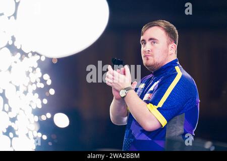 Luke Littler in azione contro Brendan Dolan (non nella foto) il giorno quattordicesimo del Paddy Power World Darts Championship ad Alexandra Palace, Londra. Data immagine: Lunedì 1 gennaio 2024. Foto Stock