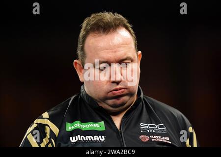 Brendan Dolan in azione contro Luke Littler (non nella foto) il giorno quattordicesimo del Paddy Power World Darts Championship ad Alexandra Palace, Londra. Data immagine: Lunedì 1 gennaio 2024. Foto Stock