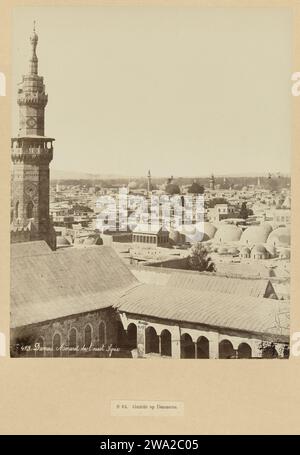 Vista di Damasco, con il minareto della grande moschea in primo piano, c. 1867 - c. 1877 Fotografia parte di un gruppo di foto raccolte dal fotografo Richard Polak in viaggio. Questa foto è stata esposta insieme ad altre foto raccolte durante i suoi viaggi presso la Rotterdam Kunstkring (1895), Arti e Amicitiae ad Amsterdam (1897-1898?) E Societeit 't Collegie a Kampen (data per il momento sconosciuta). Carta di Damasco. Stampa di albumi di cartone tempio, sacrario  Islam, Mohammedanismo. Vista sulla città in generale; 'veduta' Damasco. Grande moschea di Damasco Foto Stock