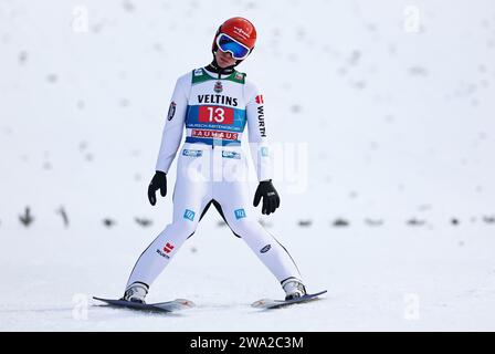 Garmisch Partenkirchen, Germania. 1 gennaio 2024. Sci nordico, salto con gli sci, Coppa del mondo, torneo Four Hills, grande collina, uomini: Stephan Leyhe (Germania) sbarco. Credito: Daniel Karmann/dpa/Alamy Live News Foto Stock