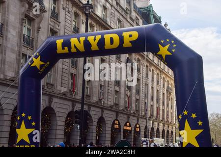 Londra, Regno Unito. 1 gennaio 2024. Punto di partenza della parata di Capodanno 2024 di Londra vicino al Ritz su Piccadilly. Credito: Vuk Valcic/Alamy Live News Foto Stock