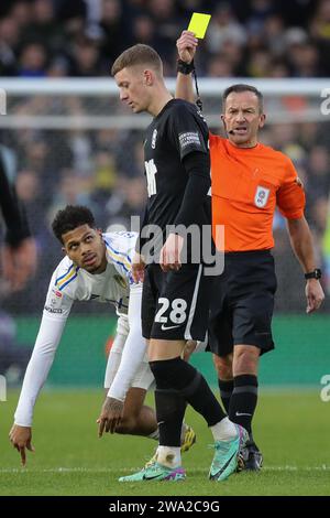 L'arbitro Kieth Stroud assegna un cartellino giallo a Jay Stansfield di Birmingham City durante la partita del campionato Sky Bet Leeds United vs Birmingham City a Elland Road, Leeds, Regno Unito, 1 gennaio 2024 (foto di James Heaton/News Images) Foto Stock