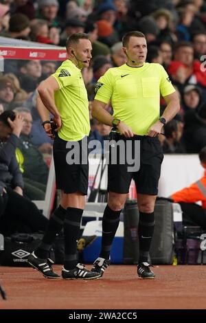 L'arbitro James Bell (a sinistra) è sostituito da Thomas Bramall durante il match per lo Sky Bet Championship al Bet365 Stadium, Stoke-on-Trent. Data immagine: Lunedì 1 gennaio 2024. Foto Stock