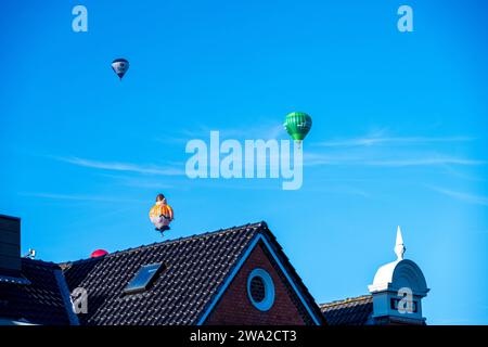 Bunte Heißluftballons über den Dächern der Kieler Altstadt vor blauem Himmel im Sommer *** mongolfiere colorate sui tetti della città vecchia di Kiels contro un cielo blu in estate Foto Stock