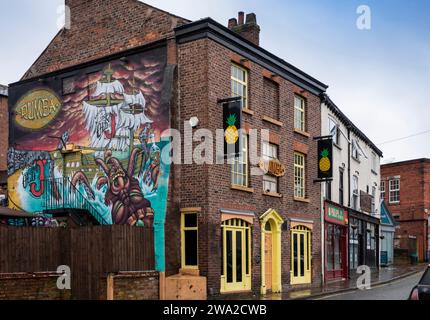 Regno Unito, Inghilterra, Cheshire, Macclesfield, Pickford Street, Natale, murale colorato su una parete a spillo del wine bar Rumba Foto Stock