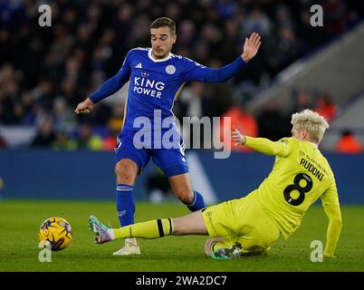 Harry Winks di Leicester City (a sinistra) viene affrontato da Jack Rudoni di Huddersfield Town (a destra) durante la partita per il campionato Sky Bet al King Power Stadium di Leicester. Data immagine: Lunedì 1 gennaio 2024. Foto Stock