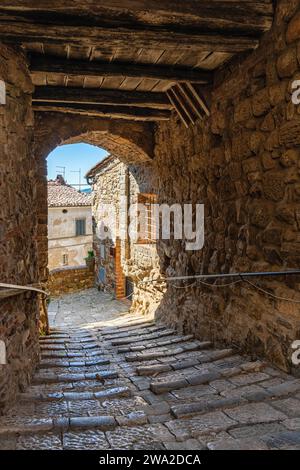 Il bellissimo villaggio di Chiusdino in una soleggiata mattinata d'estate. Provincia di Siena, Toscana, Italia. Foto Stock