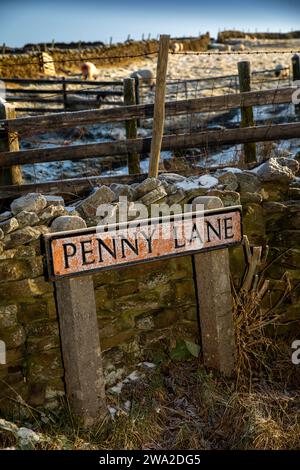 Regno Unito, Inghilterra, Cheshire, Rainow, inverno, cartello stradale di Penny Lane sulla neve Foto Stock