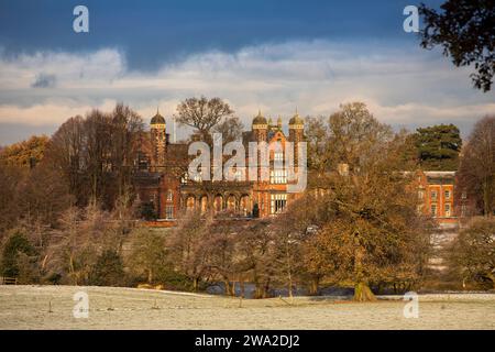 Regno Unito, Inghilterra, Cheshire, Macclesfield, Capesthorne Hall dall'altra parte del lago in inverno Foto Stock