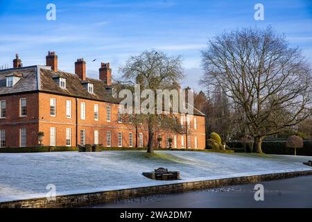 Regno Unito, Inghilterra, Cheshire, Macclesfield, Gawsworth New Hall dall'altra parte del lago in inverno Foto Stock