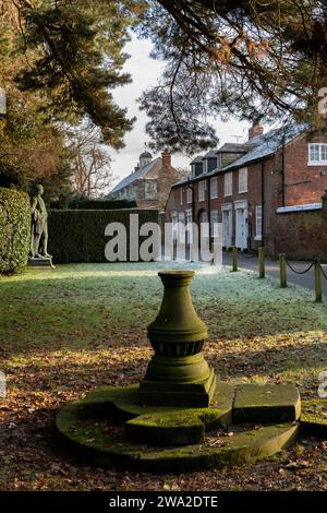 Regno Unito, Inghilterra, Cheshire, Macclesfield, Gawsworth, case e memoriali di Old Hall in inverno Foto Stock