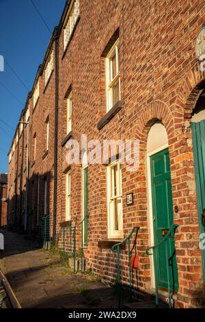 Regno Unito, Inghilterra, Cheshire, Macclesfield, Paradise Street, case per tessitori restaurate con guardaroba al 3° piano Foto Stock