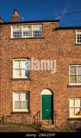 Regno Unito, Inghilterra, Cheshire, Macclesfield, Paradise Street, casetta per tessitori a schiera restaurata con garretta al 3° piano Foto Stock