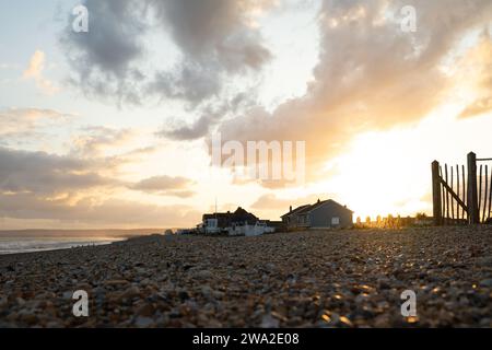 Tramonto a Normans Bay sulla costa orientale del Sussex - Sussex, Regno Unito Foto Stock