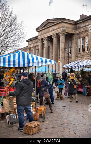 Regno Unito, Inghilterra, Cheshire, Macclesfield, Mill Street Christmas Treacle Market, bancarelle fuori dal Municipio Foto Stock