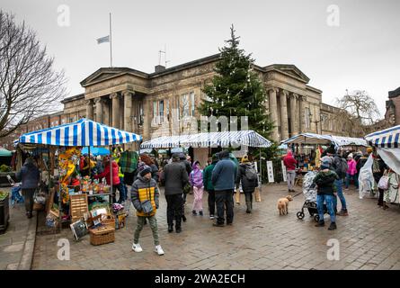 Regno Unito, Inghilterra, Cheshire, Macclesfield, Mill Street, mercatino del Natale, bancarelle, fuori dal Municipio Foto Stock