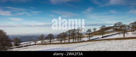 Regno Unito, Inghilterra, Cheshire, Macclesfield, vista panoramica elevata di Macclesfield dal Tegg's Nose Country Park in inverno Foto Stock