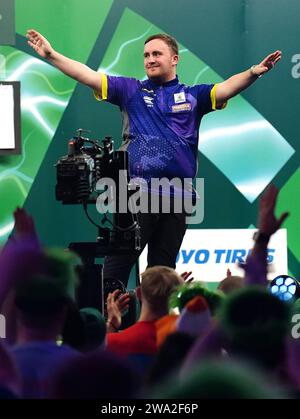 Luke Littler celebra la vittoria su Brendan Dolan (non nella foto) nel giorno quattordicesimo del Paddy Power World Darts Championship all'Alexandra Palace di Londra. Data immagine: Lunedì 1 gennaio 2024. Foto Stock