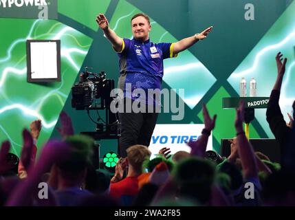 Luke Littler celebra la vittoria su Brendan Dolan (non nella foto) nel giorno quattordicesimo del Paddy Power World Darts Championship all'Alexandra Palace di Londra. Data immagine: Lunedì 1 gennaio 2024. Foto Stock