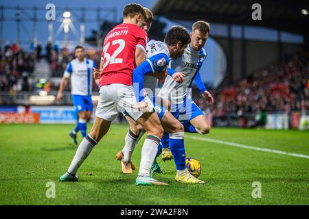 Wrexham lunedì 1 gennaio 2024. Kian Spence di Barrow si imbatte con Max Cleworth di Wrexham durante la partita Sky Bet League 2 tra Wrexham e Barrow all'Ippodromo di GlyndÅµr, Wrexham lunedì 1 gennaio 2024. (Foto: Ian Charles | mi News) crediti: MI News & Sport /Alamy Live News Foto Stock