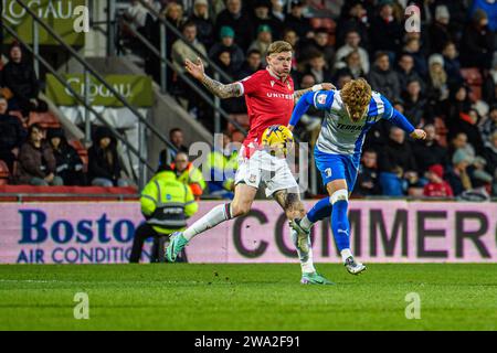 Wrexham lunedì 1 gennaio 2024. Luca Stephenson, di Barrow, punta il pallone verso il basso durante la partita di Sky Bet League 2 tra Wrexham e Barrow all'GlyndÅµr University Racecourse Stadium di Wrexham lunedì 1 gennaio 2024. (Foto: Ian Charles | mi News) crediti: MI News & Sport /Alamy Live News Foto Stock