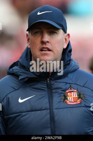 Sunderland lunedì 1 gennaio 2024. L'allenatore del Sunderland Mike Dodds durante la partita per lo Sky Bet Championship tra Sunderland e Preston North End allo Stadium of Light, Sunderland lunedì 1 gennaio 2024. (Foto: Michael driver | mi News) crediti: MI News & Sport /Alamy Live News Foto Stock