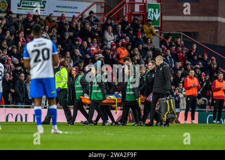 Wrexham lunedì 1 gennaio 2024. David Worrall di Barrow viene preso fuori infortunato durante la partita di Sky Bet League 2 tra Wrexham e Barrow al GlyndÅµr University Racecourse Stadium di Wrexham lunedì 1 gennaio 2024. (Foto: Ian Charles | mi News) crediti: MI News & Sport /Alamy Live News Foto Stock