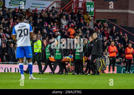 Wrexham lunedì 1 gennaio 2024. David Worrall di Barrow viene preso fuori infortunato durante la partita di Sky Bet League 2 tra Wrexham e Barrow al GlyndÅµr University Racecourse Stadium di Wrexham lunedì 1 gennaio 2024. (Foto: Ian Charles | mi News) crediti: MI News & Sport /Alamy Live News Foto Stock